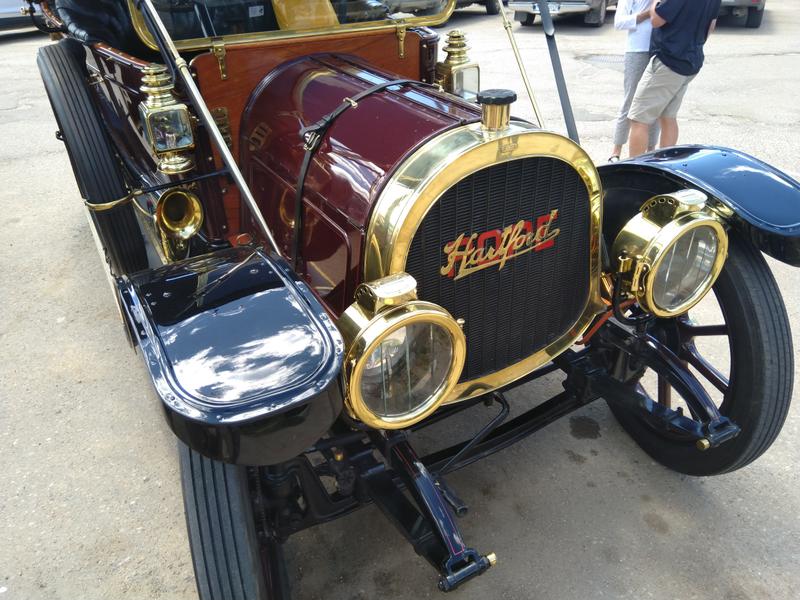 Illustration for article titled When you go to lunch and see an horseless carriage rally